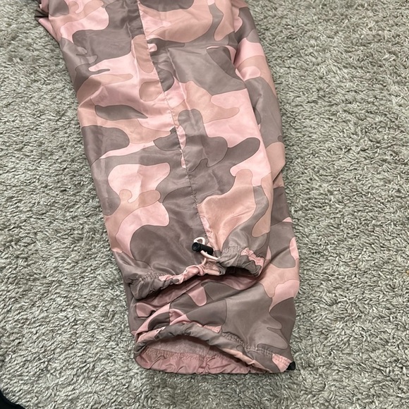 Almost famous Pink and Grey Camouflage Cargo Lightweight Pants Size Small - Picture 6 of 6